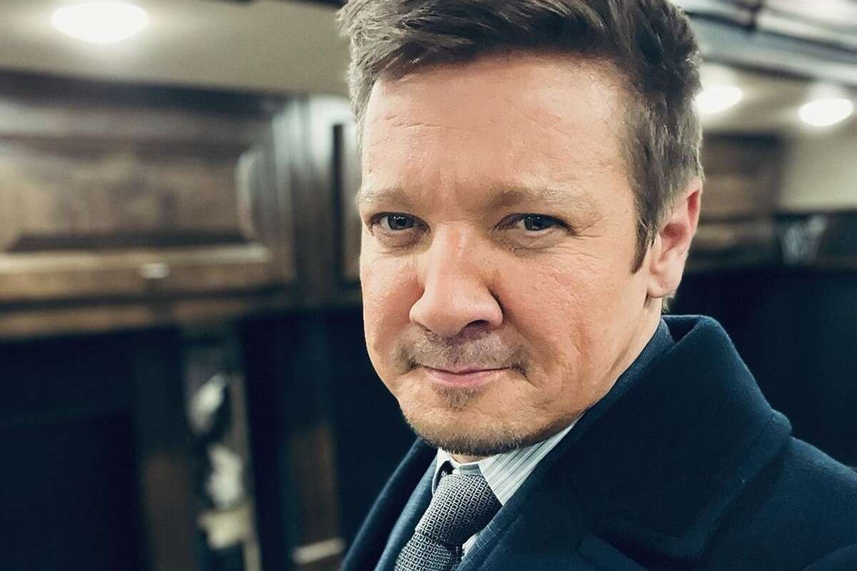 Jeremy Renner celebra “renascimento” dois anos após grave acidente