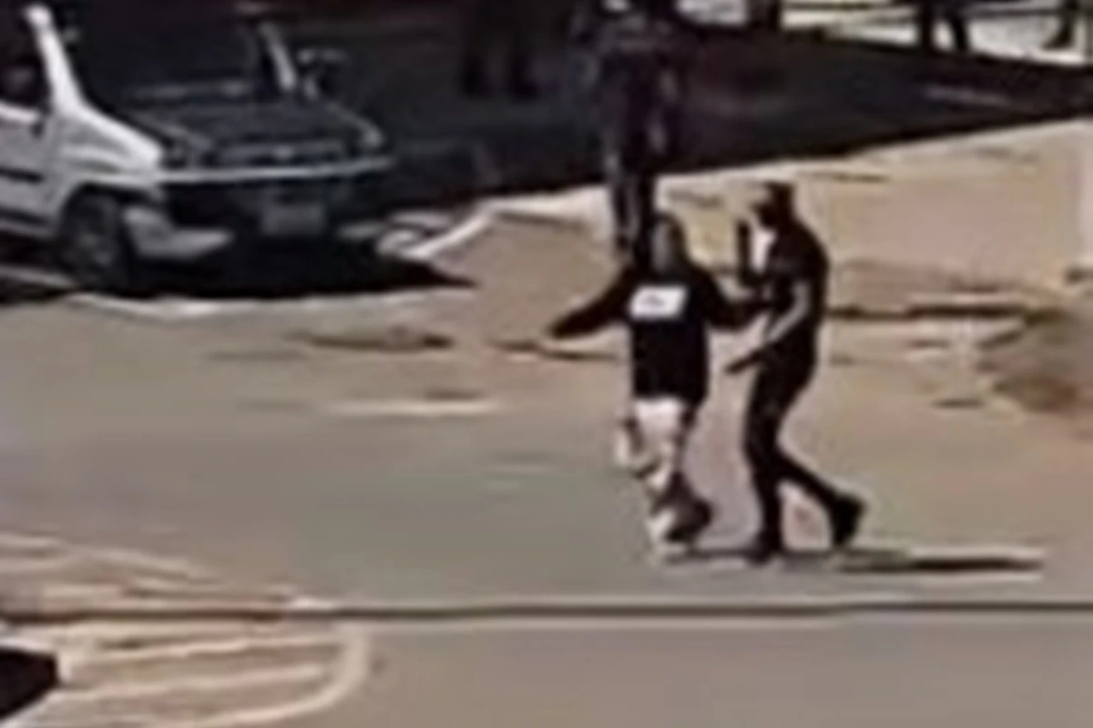 Esposa tentou salvar homem que foi esfaqueado após defender pai. Vídeo