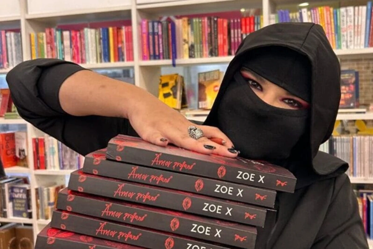 Quem é Zoe X, autora de sucesso que nunca mostrou o rosto