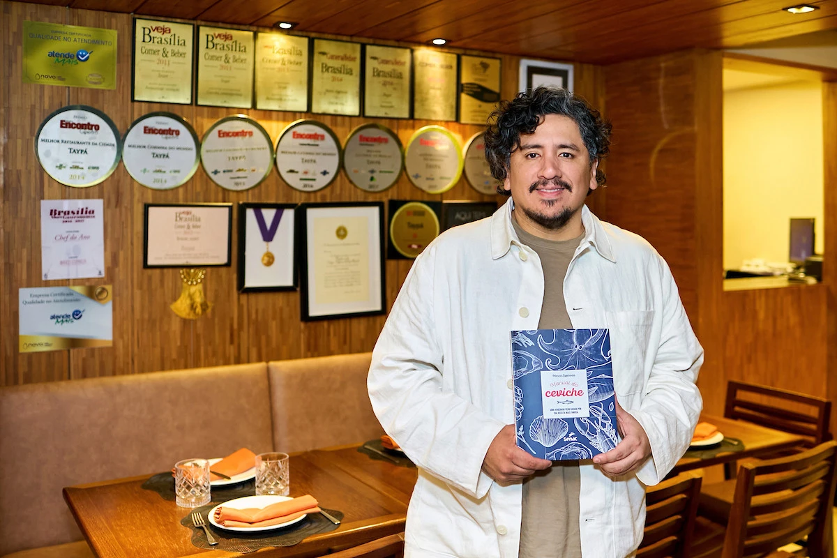 Chef peruano Marco Espinoza lança livro em noite de autógrafos