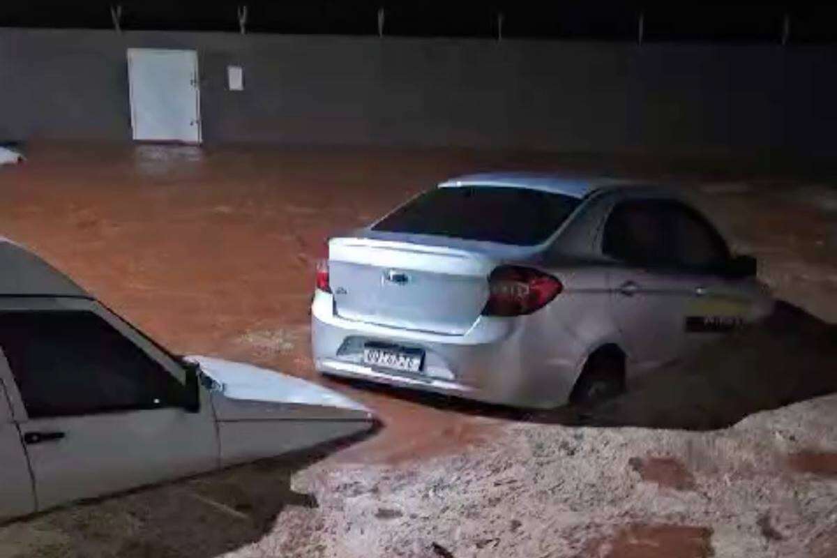 Vídeo: temporal causa destruição e arrasta carros em Valparaíso (GO)