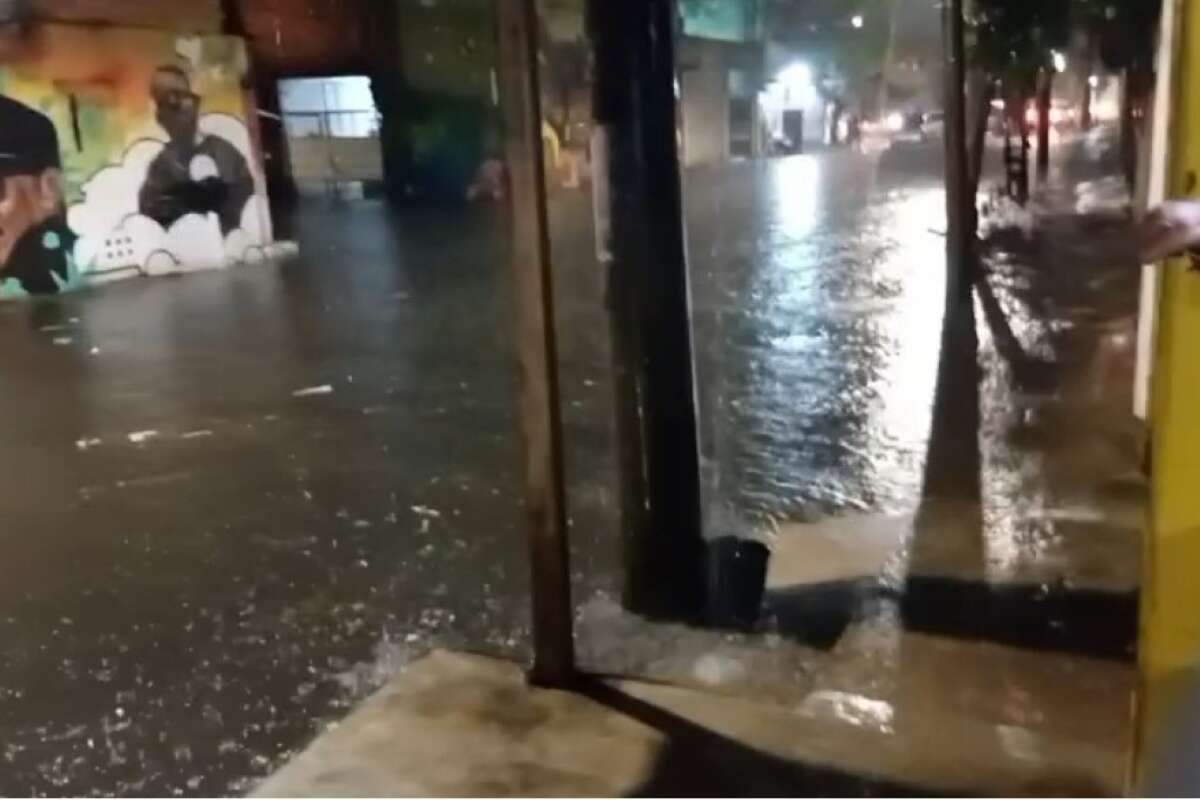 Tempestade alaga ruas e causa pânico no Jardim Pantanal em SP