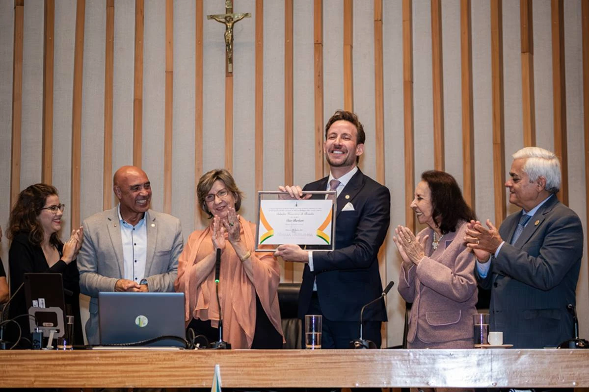 Jornalista Caio Barbieri recebe título de Cidadão Honorário de Brasília na CLDF