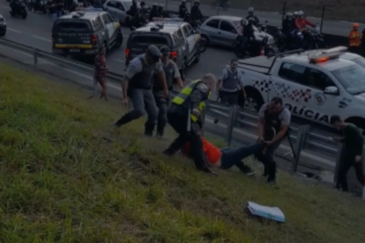 PMs agridem homem que segurava cartaz em ato contra pedágios. Vídeo
