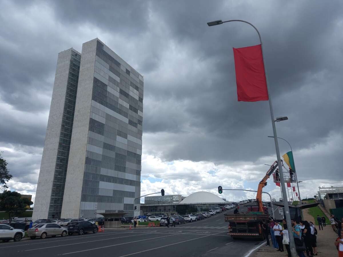 Esplanada é decorada com bandeiras vermelhas em homenagem a Xi Jinping