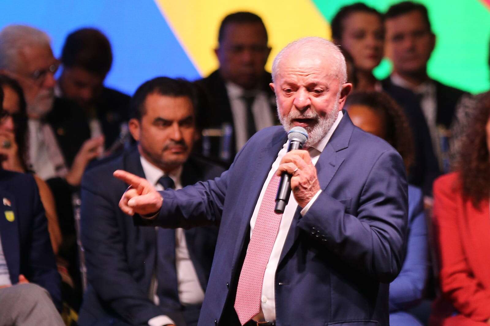 Zema e Lula se alfinetam em evento ao comparar equipes. Vídeo