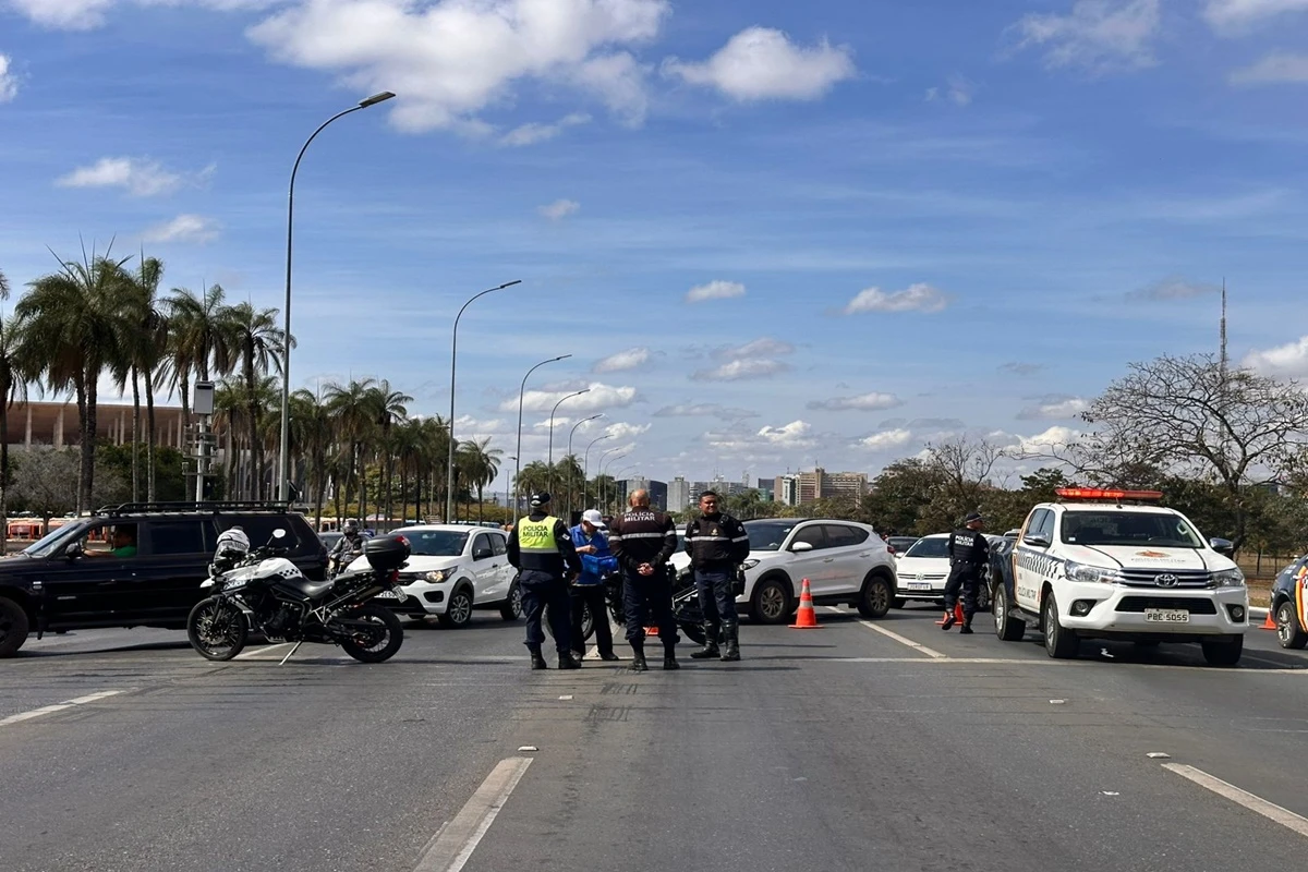 Eixo Monumental: professores em greve protestam em frente ao Buriti