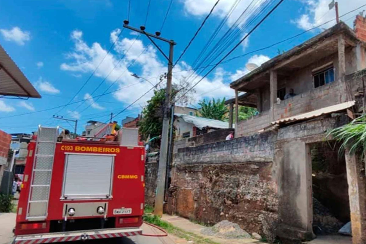 MG: bombeiros usam 3 mil litros de água para conter incêndio em casa
