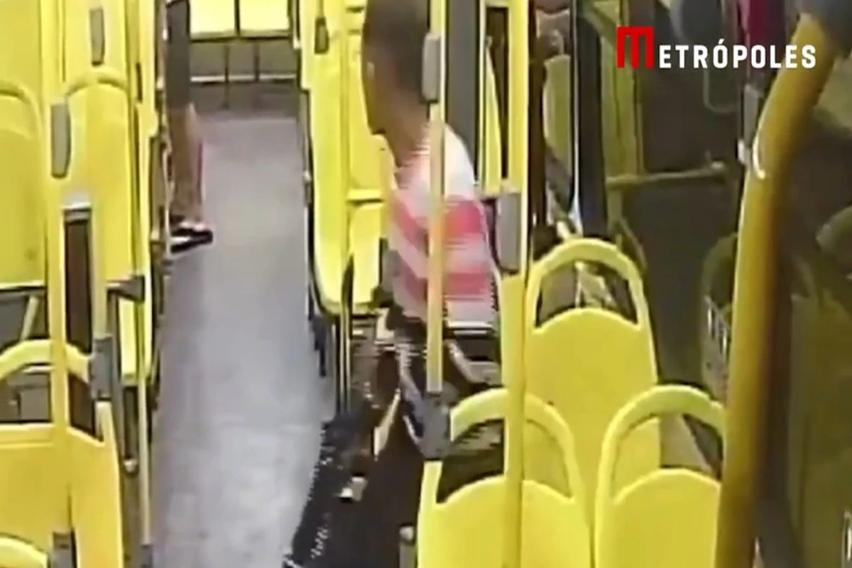 Bandidos tiram submetralhadora da mochila e assaltam ônibus. Vídeo
