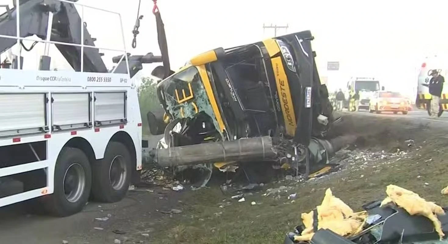 SC: acidente com ônibus de turismo termina em morte na BR-101