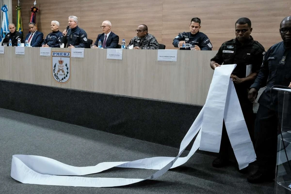 PM exibe “pergaminho do crime” com 227 passagens de TH da Maré. Vídeo