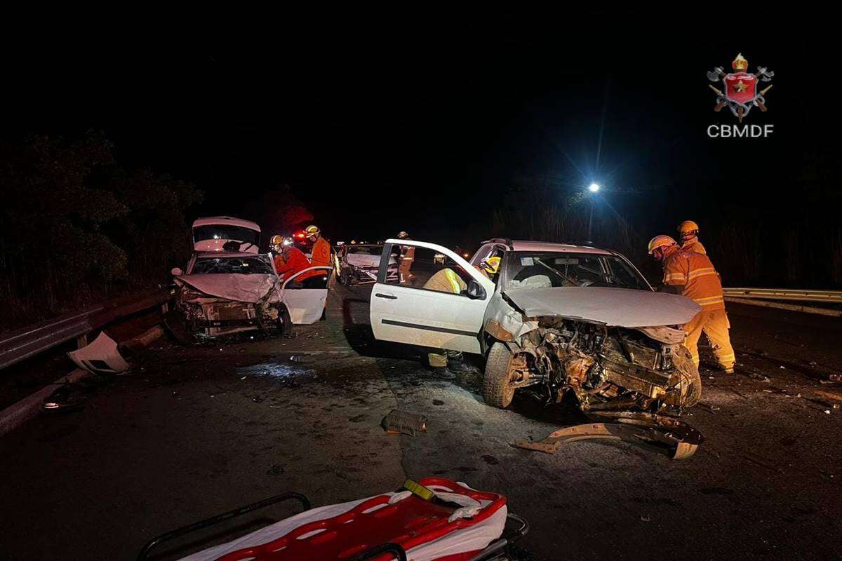 Colisão com três carros deixa quatro pessoas feridas no DF