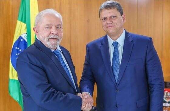 PT vê Tarcísio presidenciável e faz panfleto de comparação com Lula