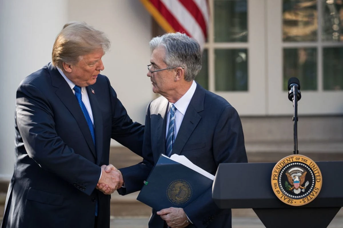 Após ataques e ameaça de demissão, Trump recebe Powell na Casa Branca