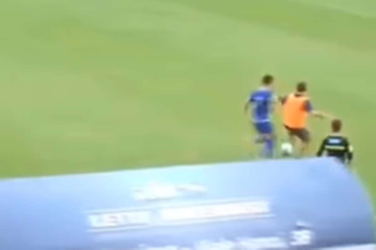 Vídeo: na Itália, treinador invade campo e faz falta em jogador