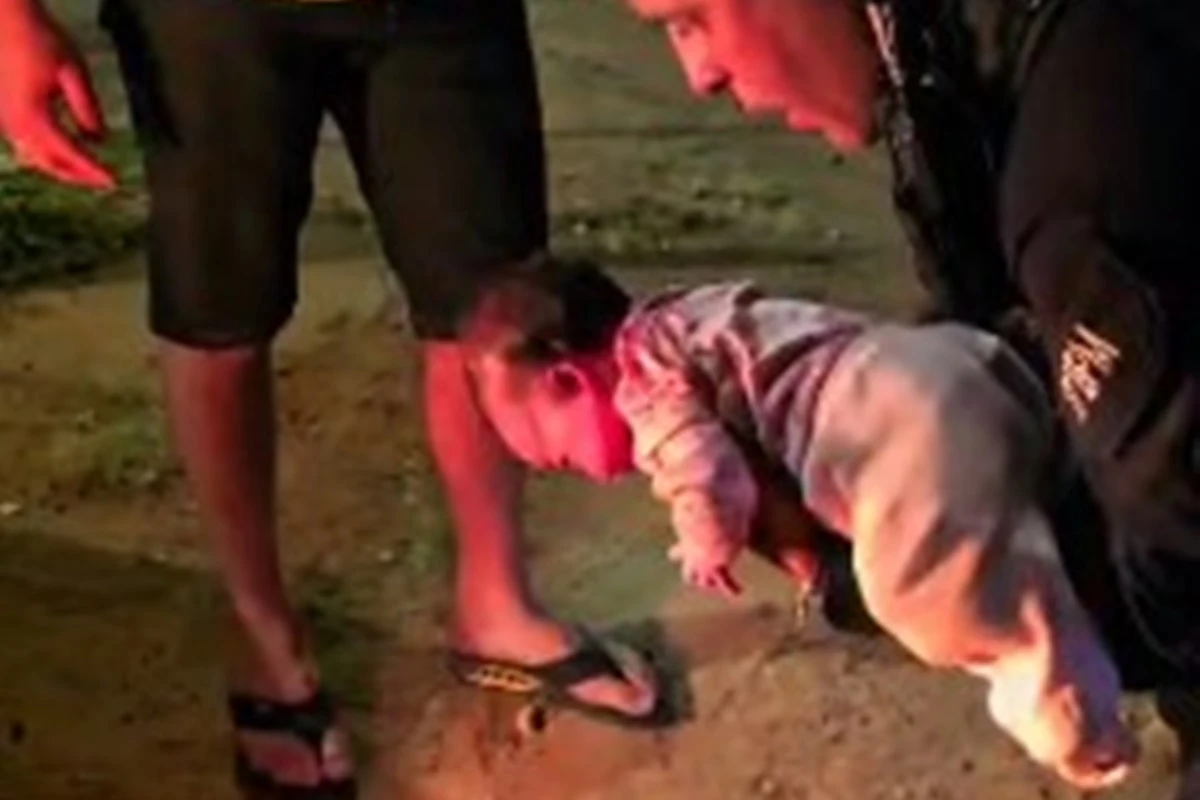 Vídeo: bebê recém-nascido sufoca com leite materno e é salvo por PM