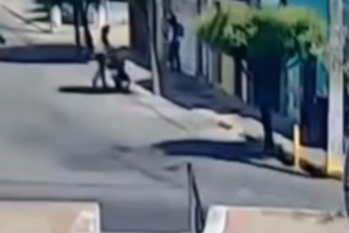 Câmera mostra suspeitos chegando na escola antes do tiroteio. Vídeo