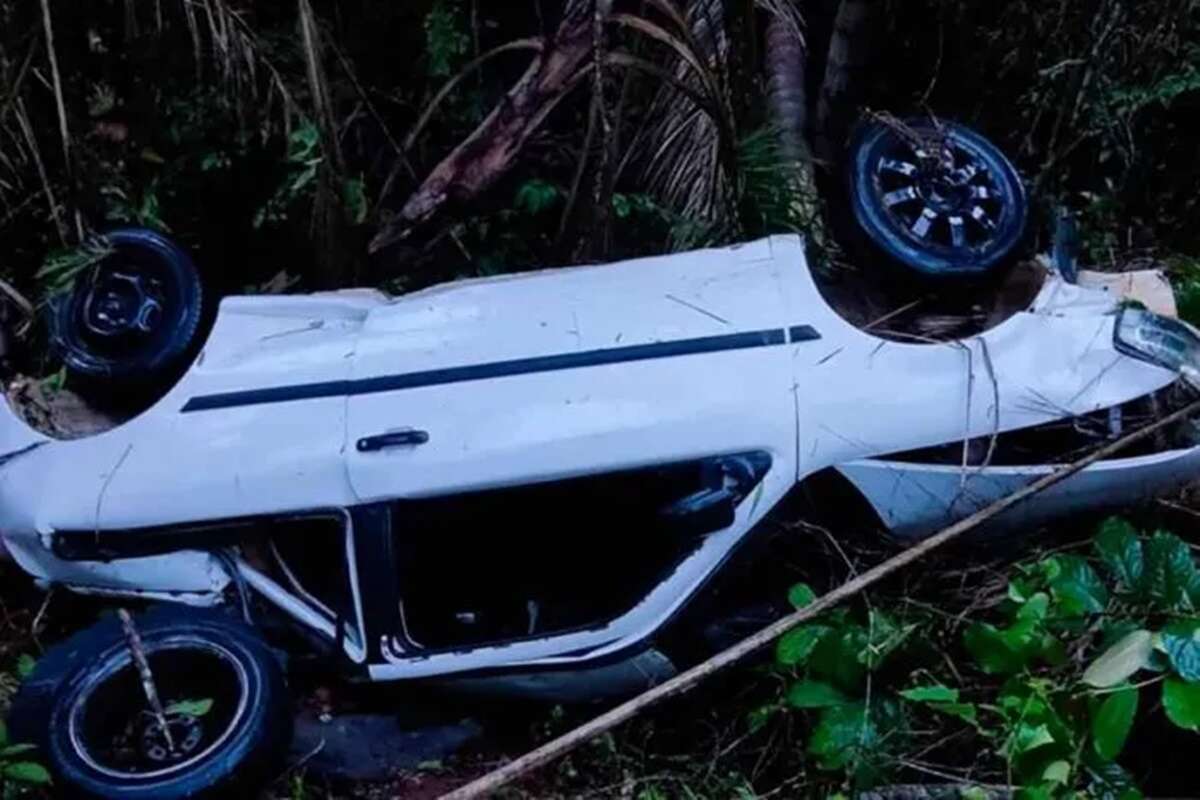 MG: carro derrapa na pista devido à chuva e cai de penhasco de 200 m