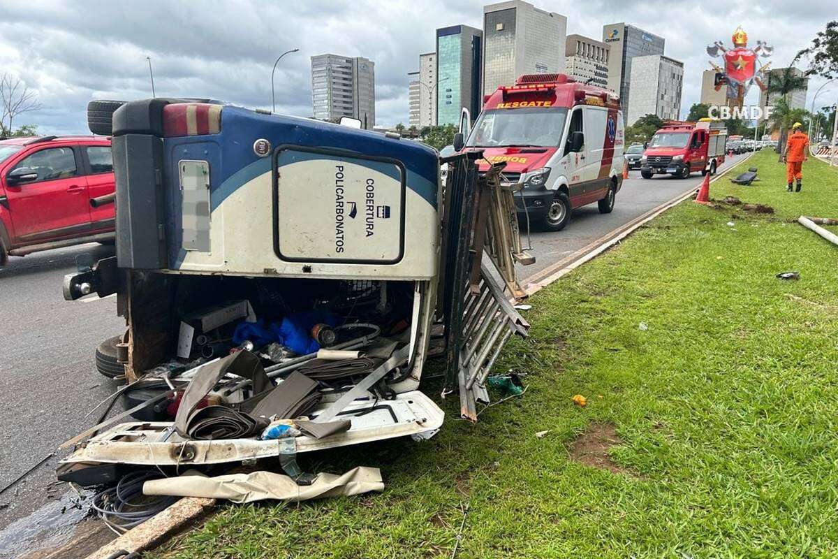 Carro tomba e derruba poste de luz no Eixinho Norte