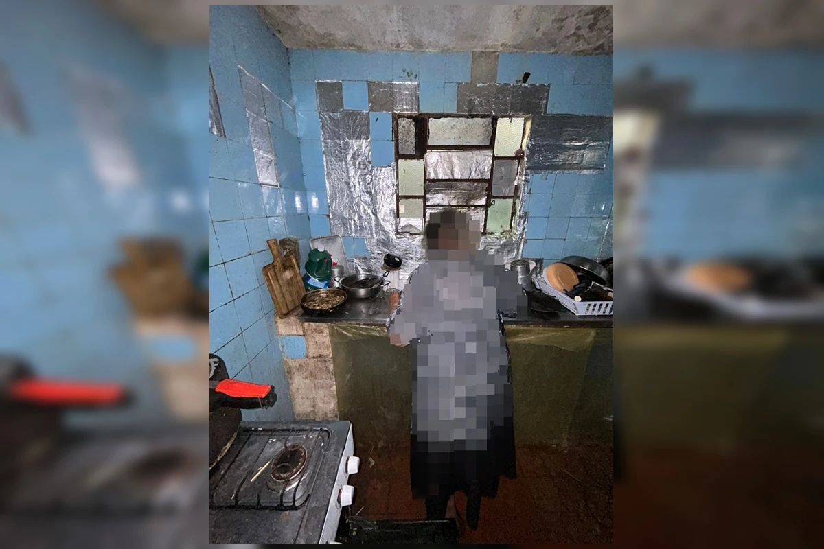 Filho tranca mãe idosa e irmã em casa com 15 cães e fezes espalhadas