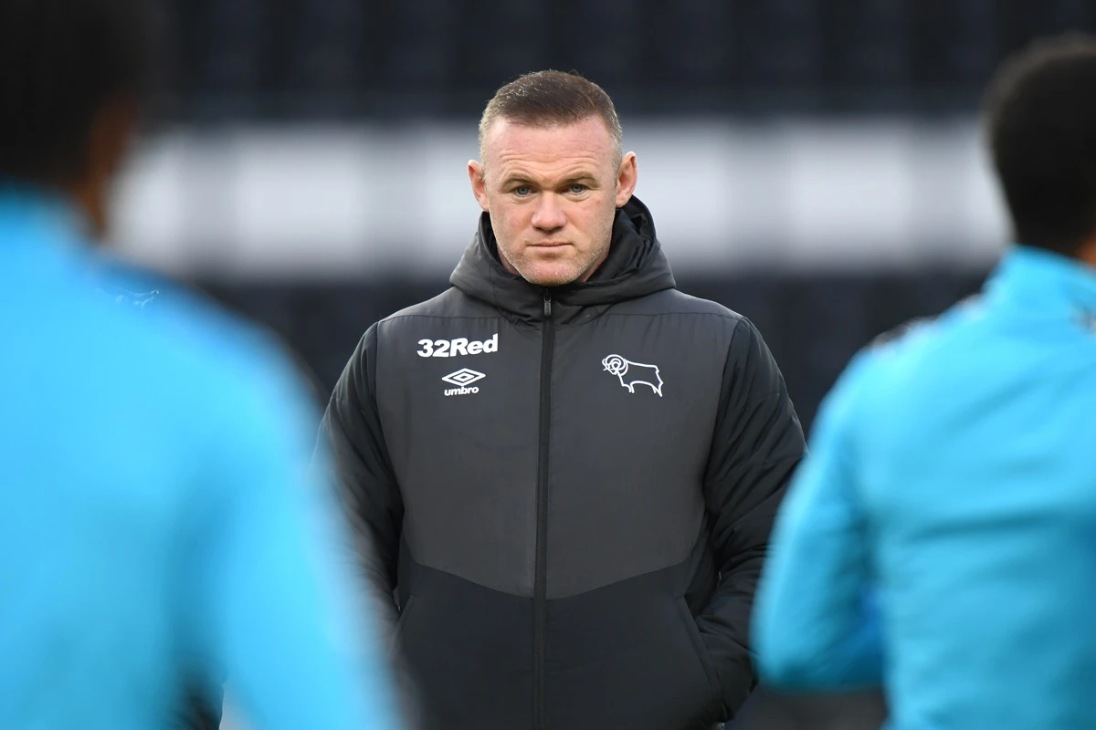 Wayne Rooney alfineta novo atacante do Liverpool: “Não está pronto”