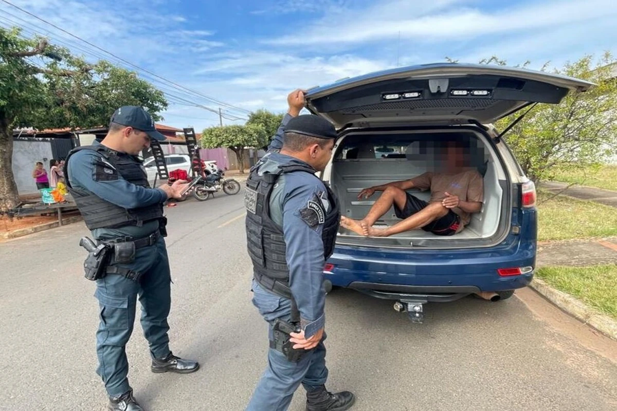 Motorista bêbado atropela motociclista e volta para buscar para-choque