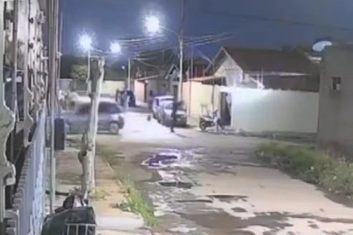 Bandido tenta fugir pelo telhado e acaba morto pela polícia. Vídeo