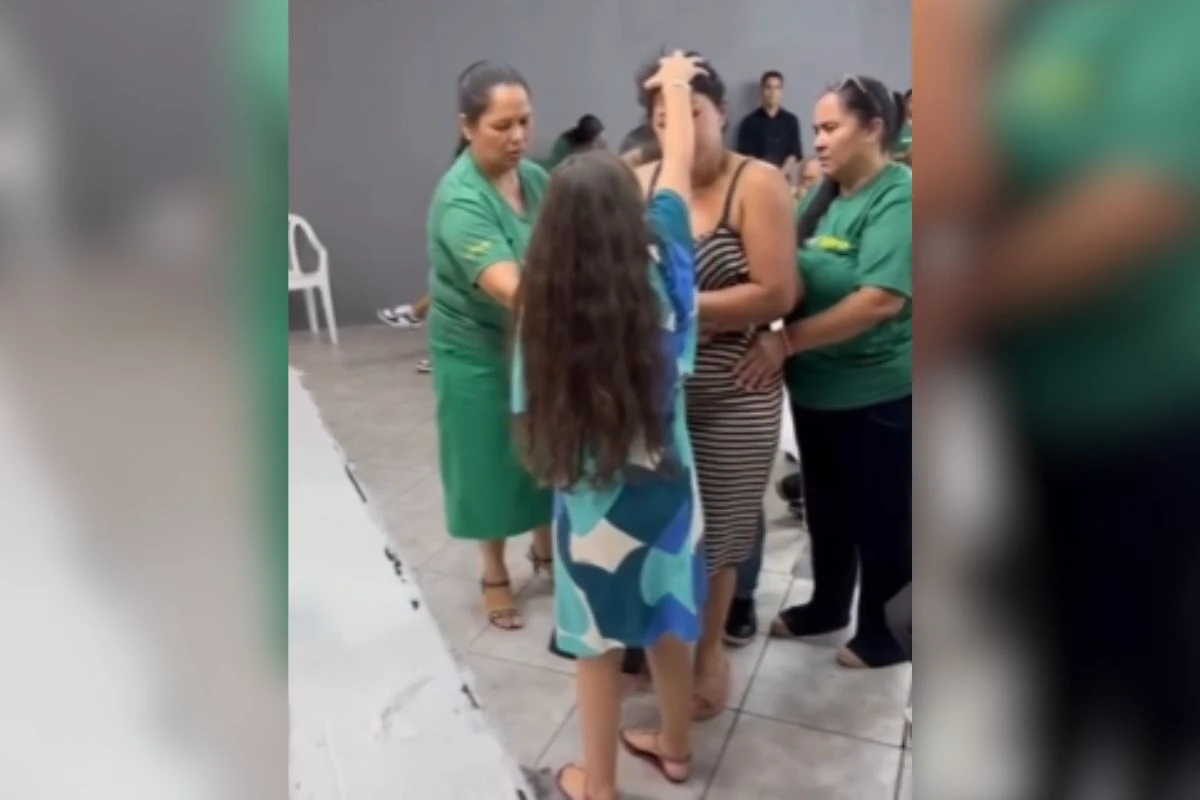 Pastora mirim repercute após tirar “demônio” de mulher: “Sai, satanás”