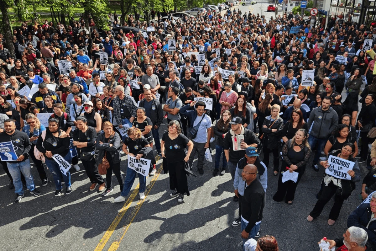 Servidores públicos entram em greve por reajuste salarial em Guarulhos
