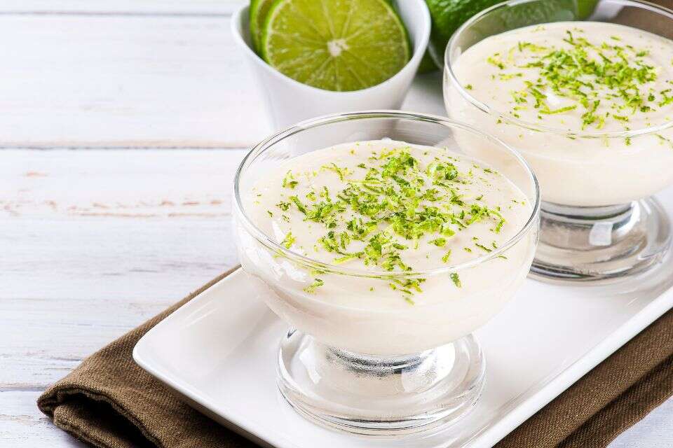 Mousse de chocolate branco com limão fica pronta em 10 min; aprenda