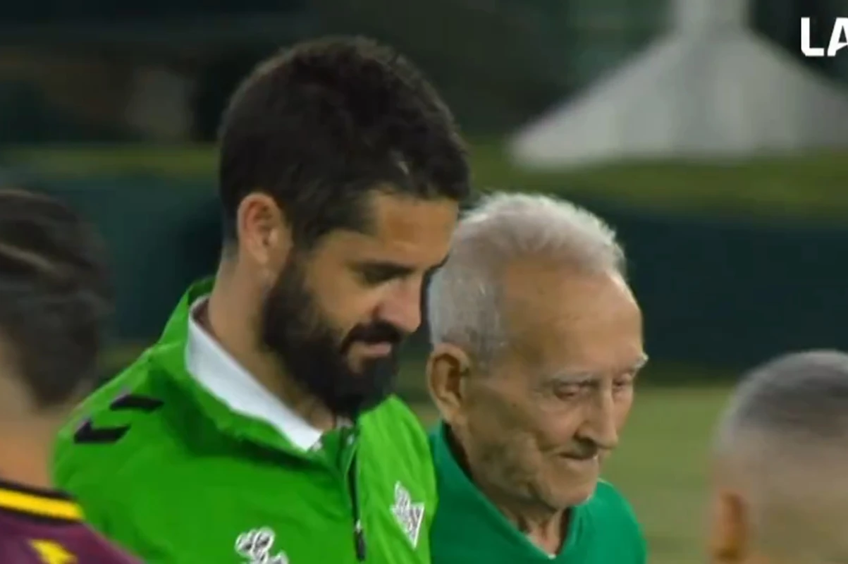 Time espanhol homenageia sócios mais velhos do clube. Assista