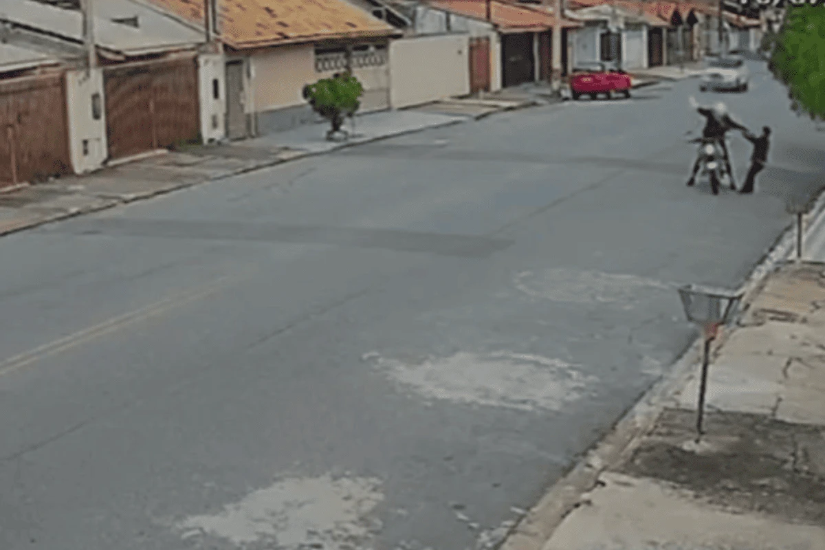 Vídeo: idosa é empurrada e derrubada por motociclista durante assalto