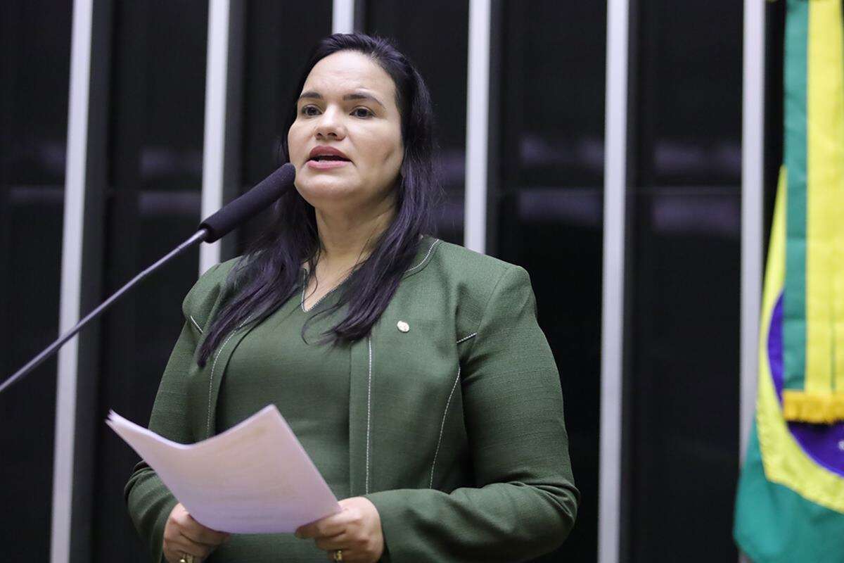 Deputada do partido de Lira apresenta PL para liberar culto em escolas