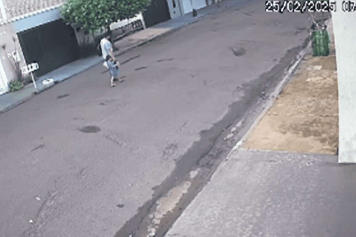 Vídeo: homem é morto a tiros enquanto caminhava com filho em rua de SP