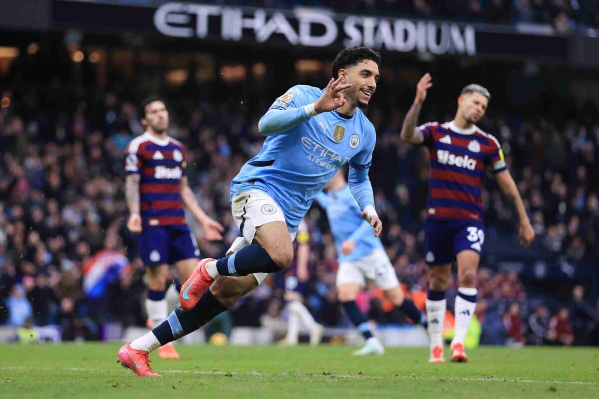 Marmoush marca hat trick em grande vitória do Manchester City