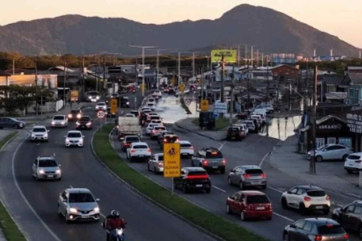 Maré alta invade rodovias em Florianópolis e provoca trânsito intenso