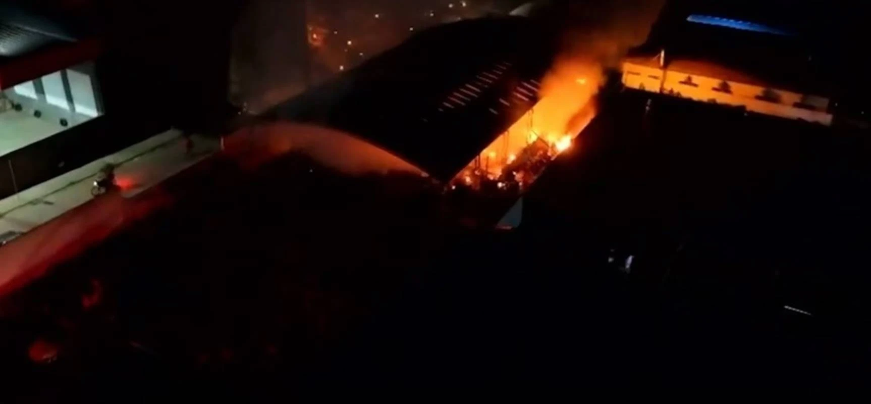 Vídeo: incêndio em galpão mobiliza equipe dos bombeiros na Paraíba