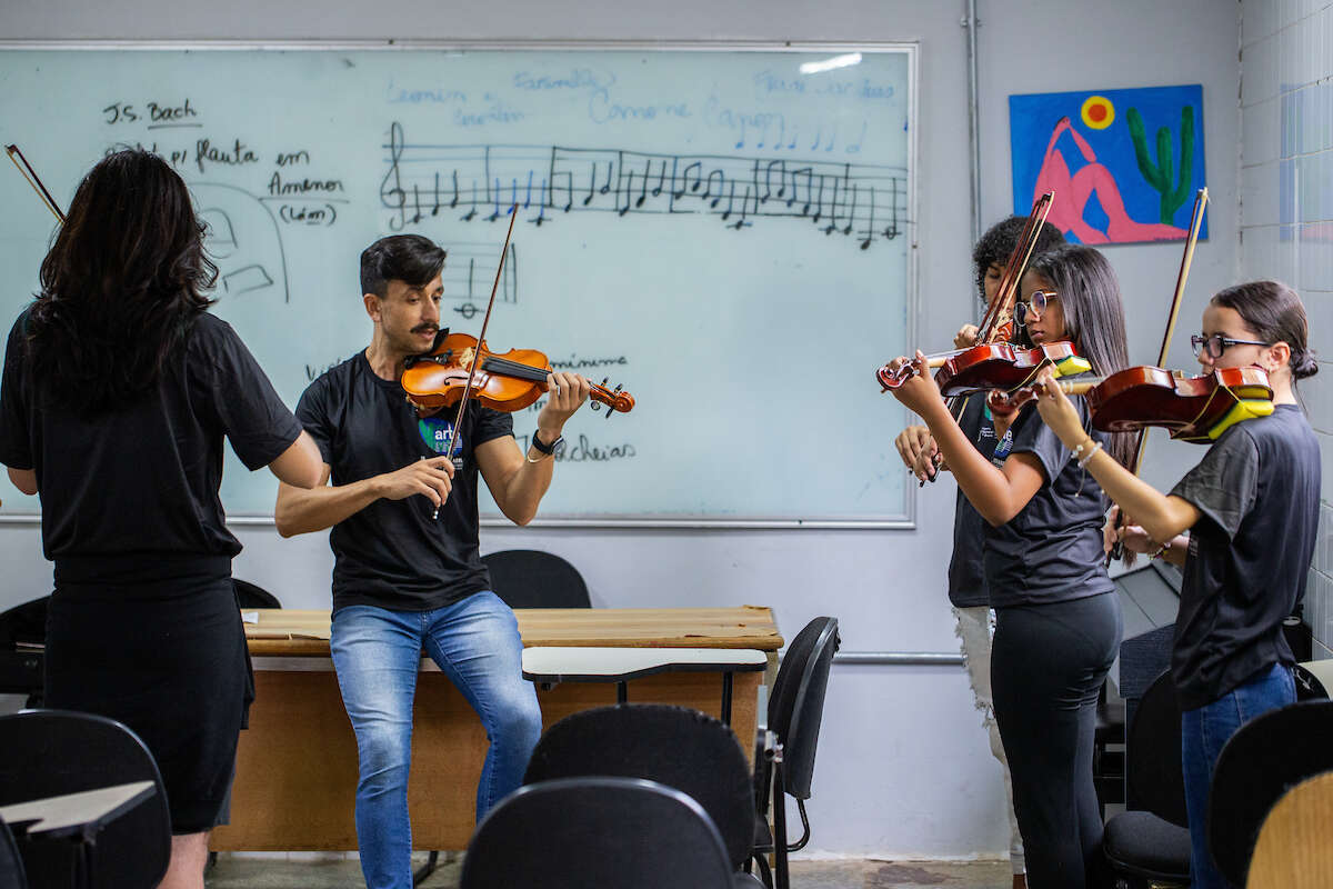 Música, teatro e dança: oficinas mudam rotina de escola pública no DF