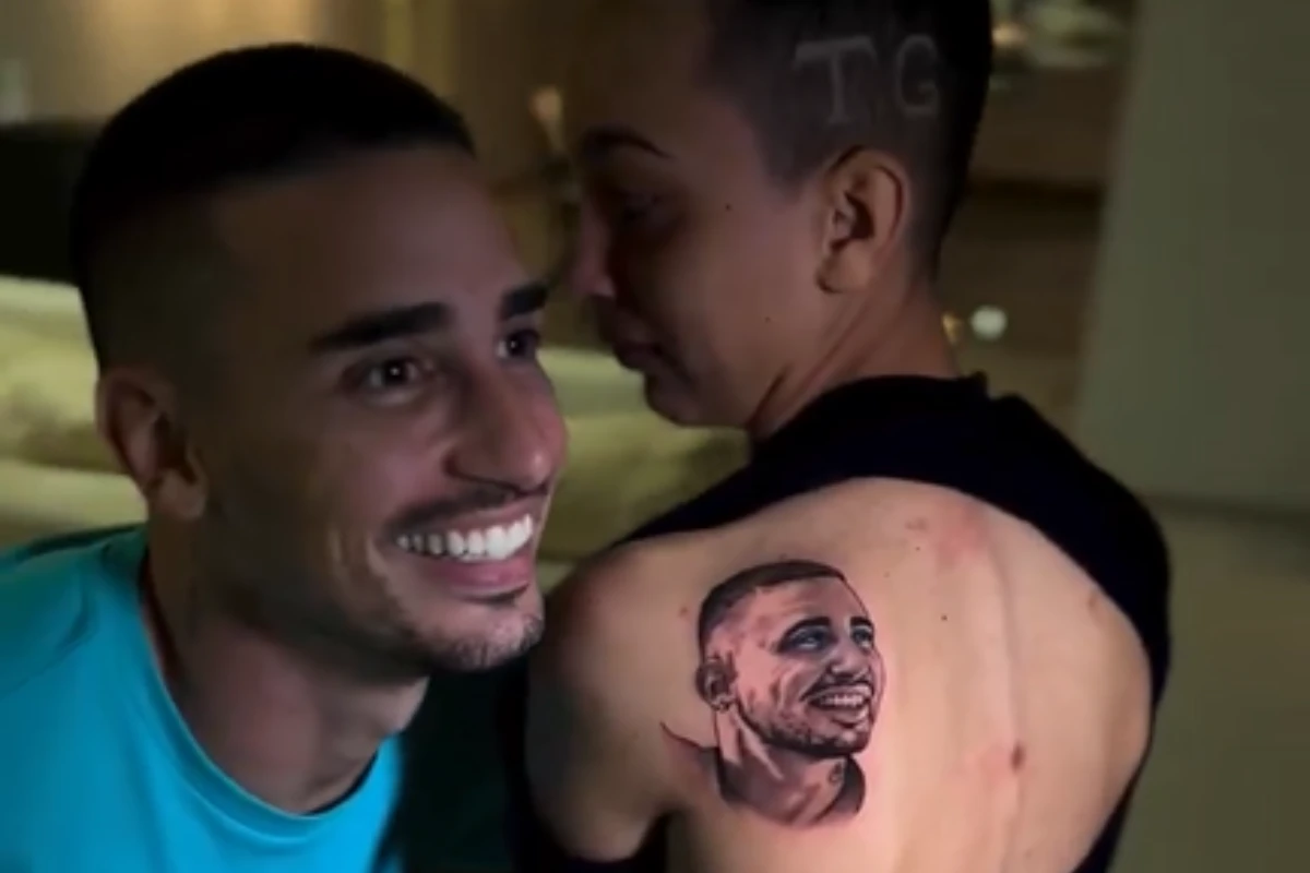 Vídeo: fã tatua rosto de Thiago Galhardo, atacante do Santa Cruz