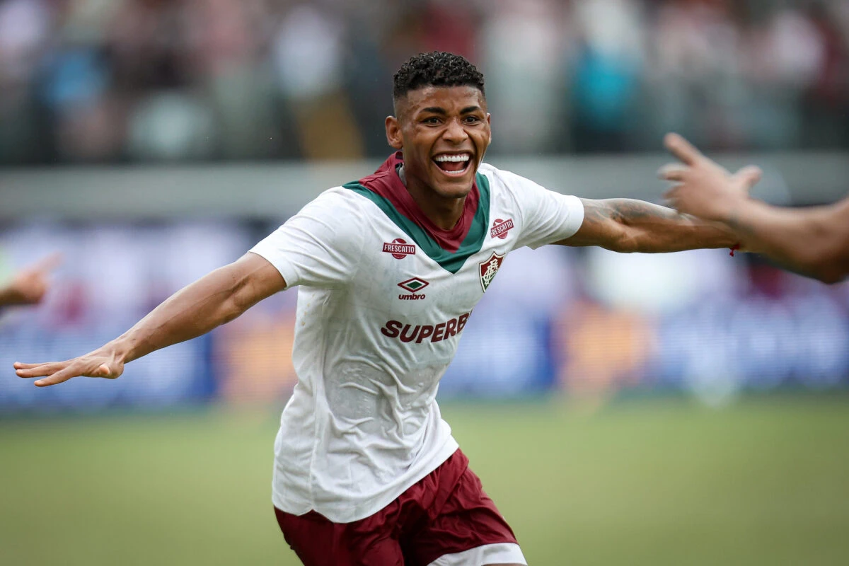 Em jogo com duas expulsões, Fluminense vence Vitória fora de casa