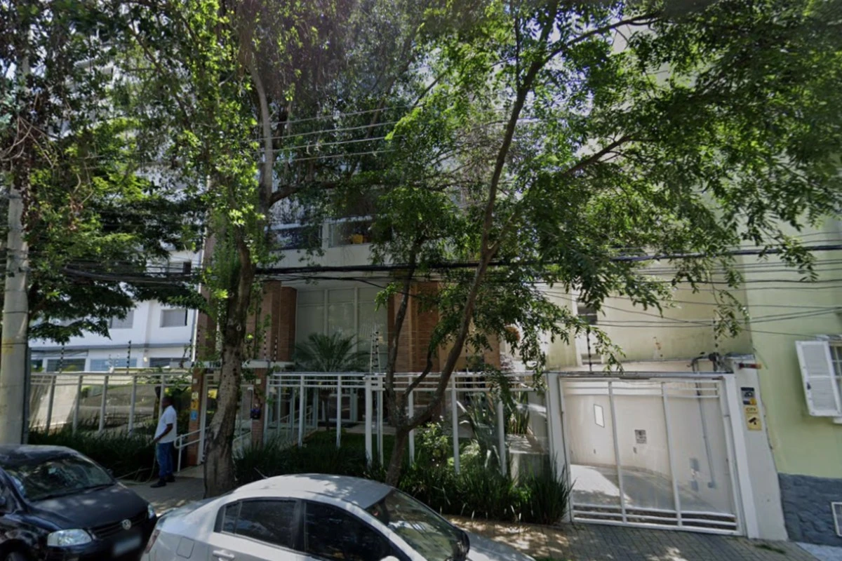 Bando invade prédio em Pinheiros no meio da tarde e rouba apartamentos
