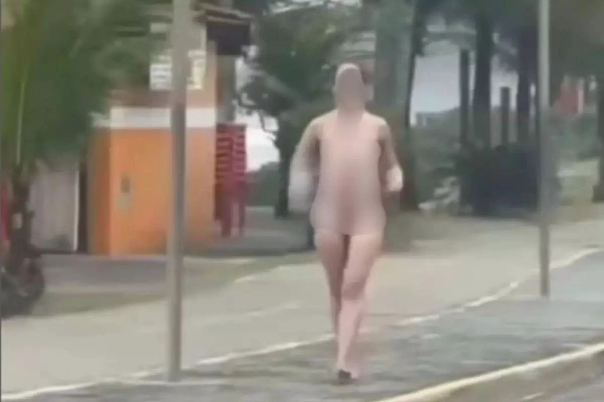 Mulher que matou pai e caminhou nua deve passar por exame de sanidade