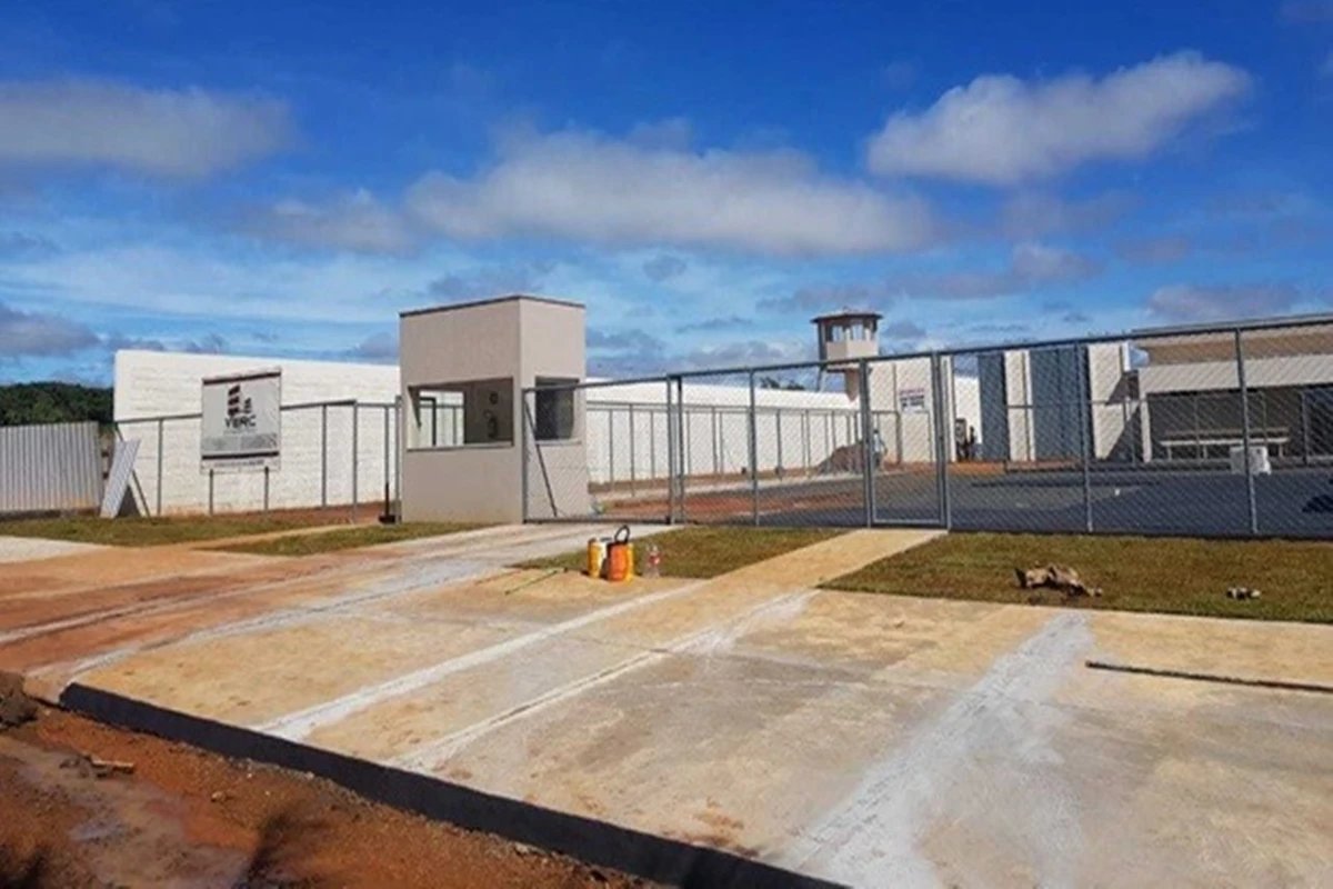 Preso que pulou janela em audiência matou homem com paulada na cabeça