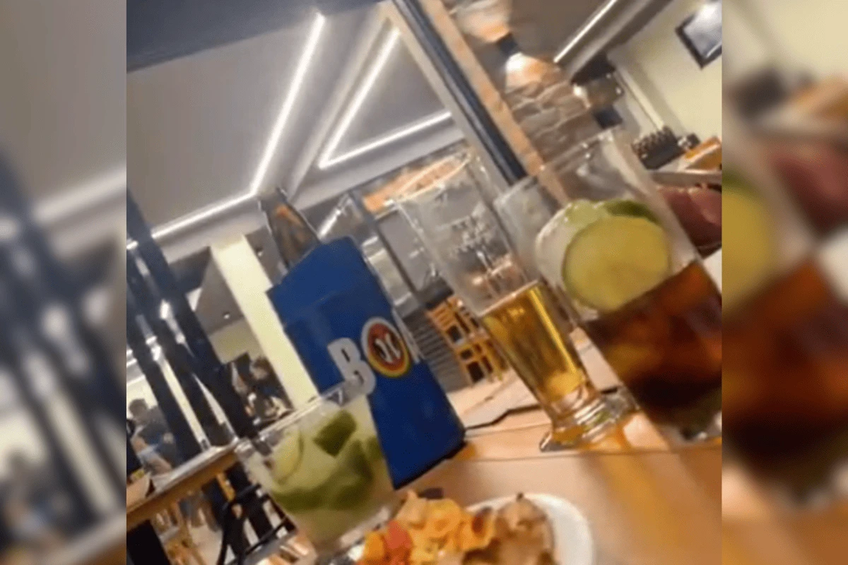 Vídeo: mulher invade pizzaria com faca após descobrir suposta traição