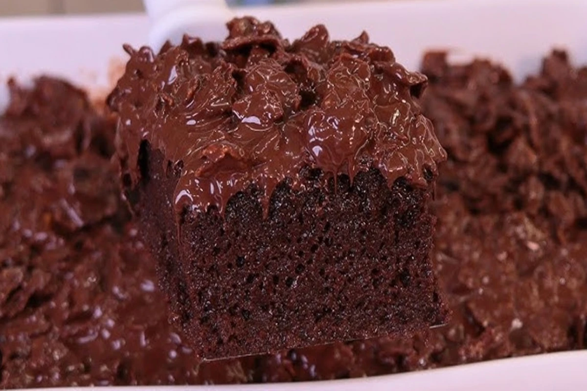 Aprenda a receita viral e deliciosa de bolo de chocolate crocante