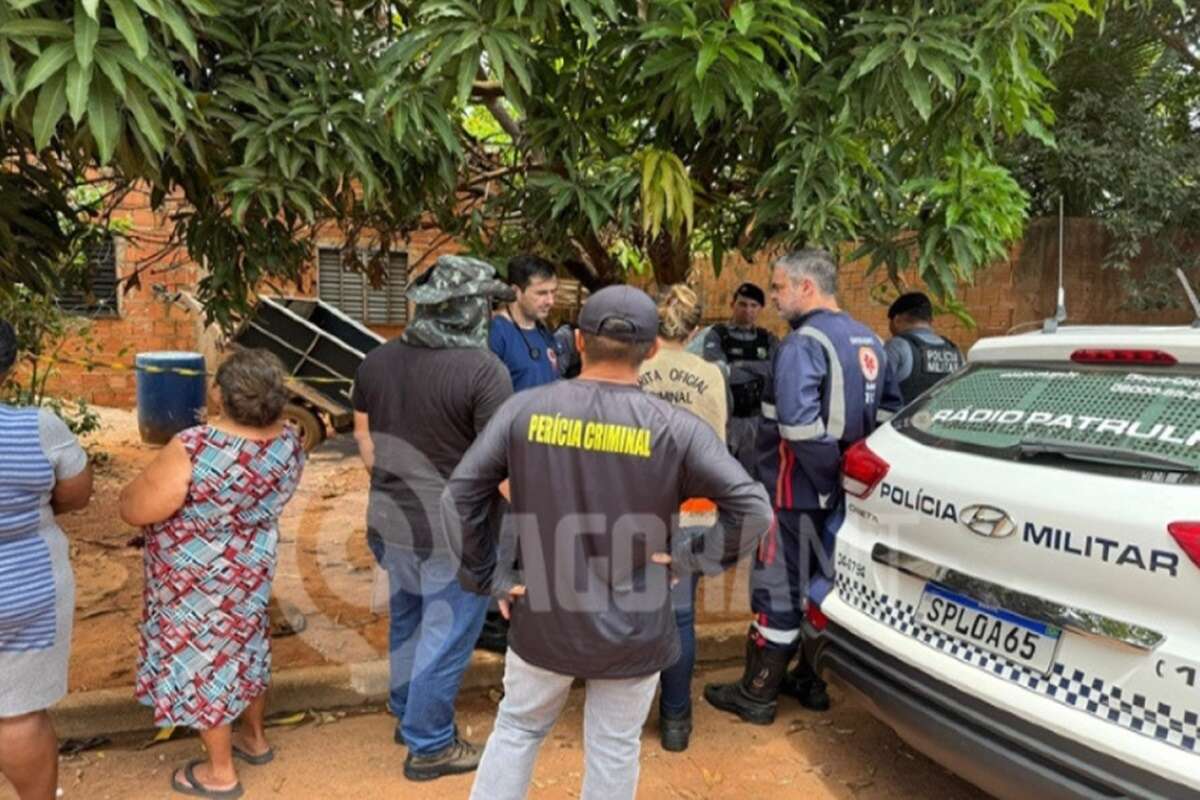 Mulher de 60 anos é encontrada morta com faca cravada em pescoço