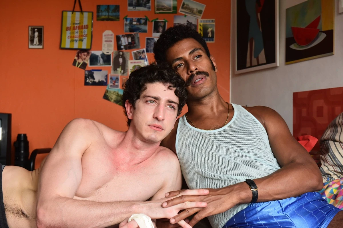 O que é beijo grego, prática que Johnny Massaro faz em série nacional