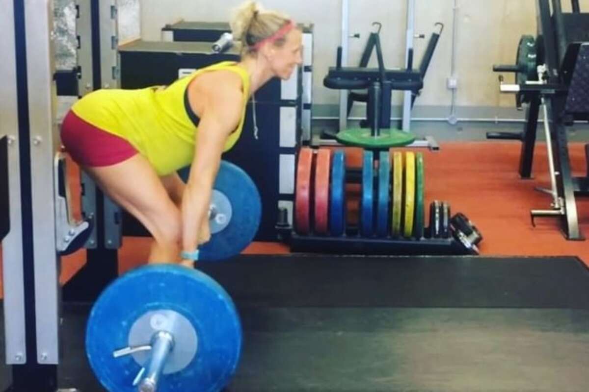 Mulher fica paralisada após acidente em agachamento com barra de 120kg