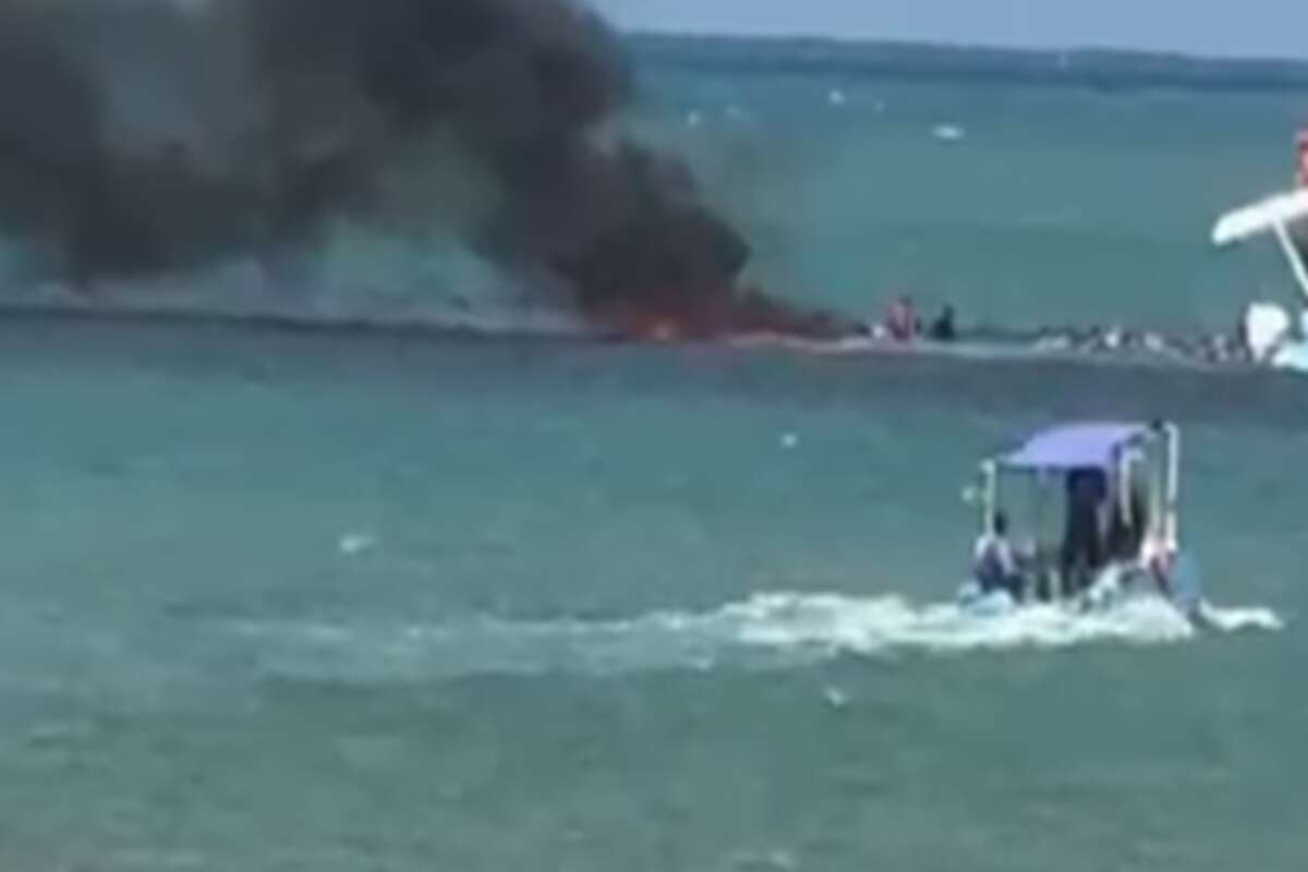 Embarcação pega fogo na Praia do Seixas, em João Pessoa