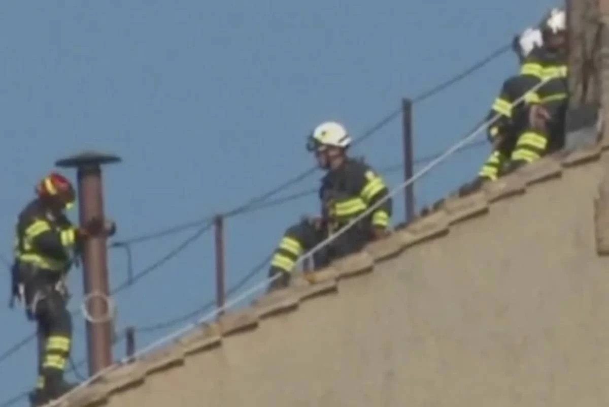 Conclave: chaminé da “fumaça branca” é instalada na Capela Sistina